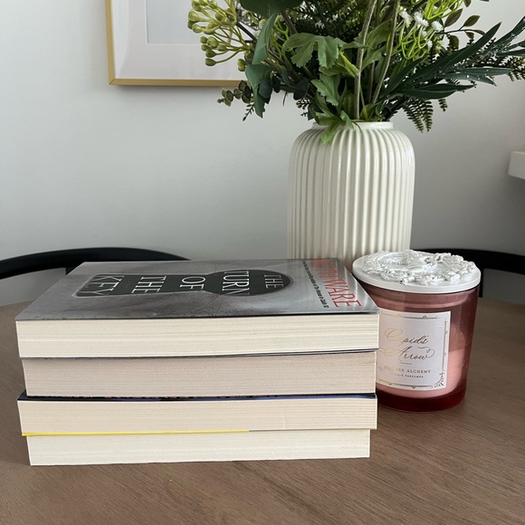 Thriller Booktok Bundle - Picture 3 of 3